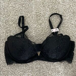 Victoria's Secret Black Lace lightly lined bra